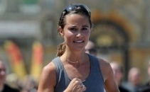 Pippa Middleton, la alergat cu ochelari de soare Bvlgari in valoare de 270 de lire sterline. FOTO Pippa Middleton, la alergat cu ochelari de soare Bvlgari in valoare de 270 de lire sterline. FOTO